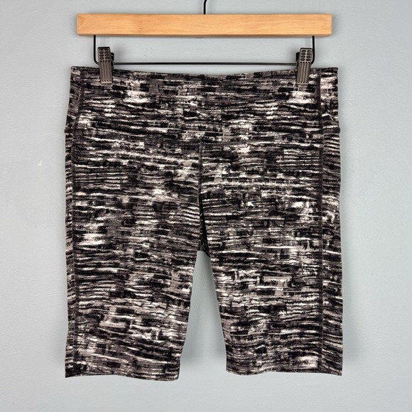 Athleta Pants - Athleta Chaturanga Jammer 9" Biker Shorts‎ Women's Medium Black Gray Geometric